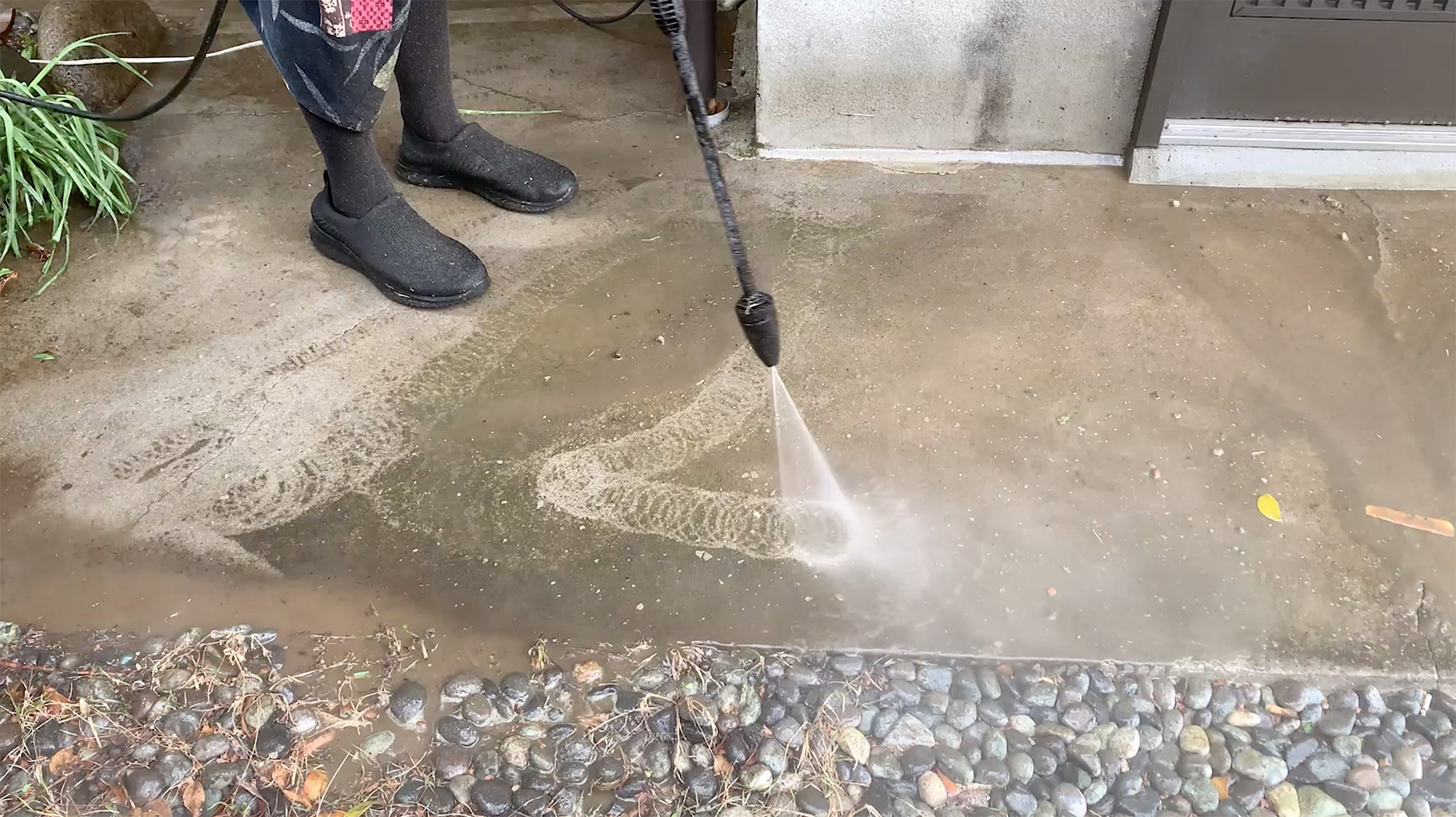 高圧洗浄機「ケルヒャーK3サイレント」でコンクリート洗浄している様子